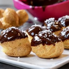 Profiteroles à la crème pâtissière vanille et sauce chocolat profiteroles creme patissiere sauce chocolat