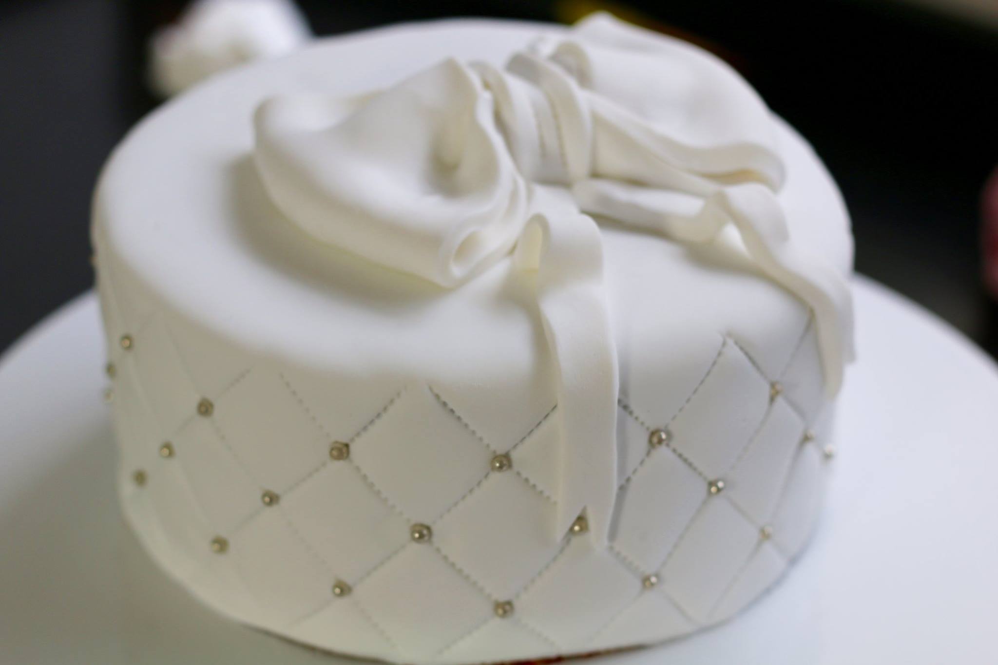 Jolie Fille Apprécie La Décoration De Gâteau D'anniversaire Fait