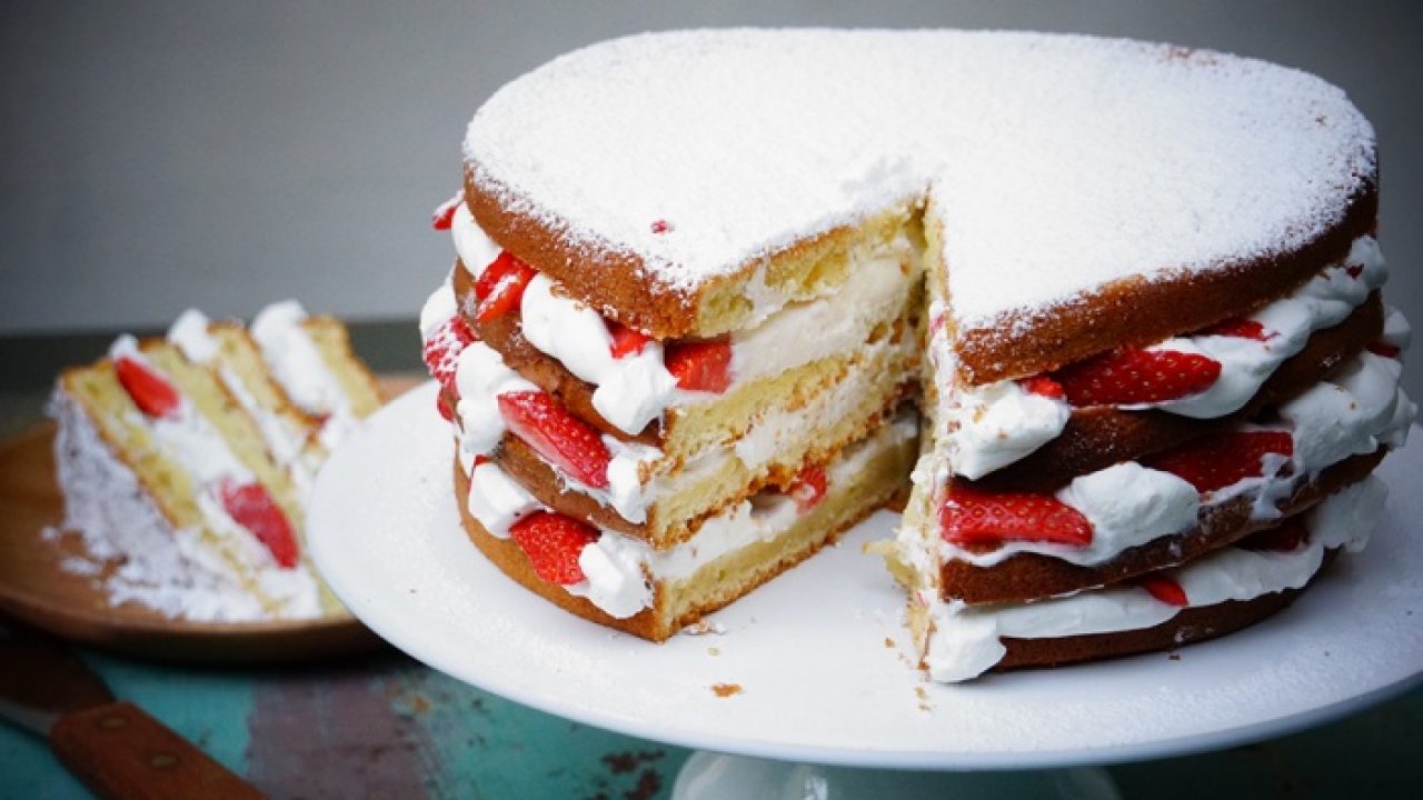 Gateau Au Yaourt Facile Facon Layer Cake Aux Fraises Hervecuisine Com