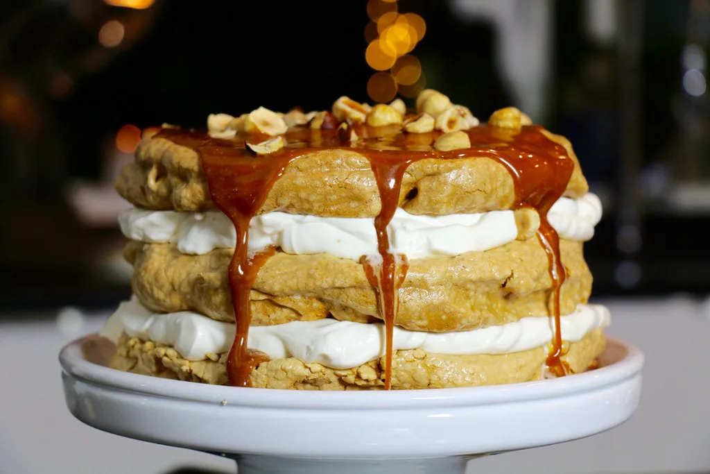 Gros Gateau Meringue De Noel Caramel Et Noisettes Hervecuisine Com