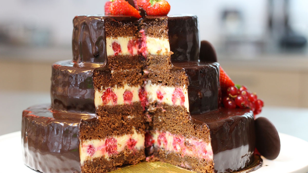 Gâteau Danniversaire Au Chocolat à étages