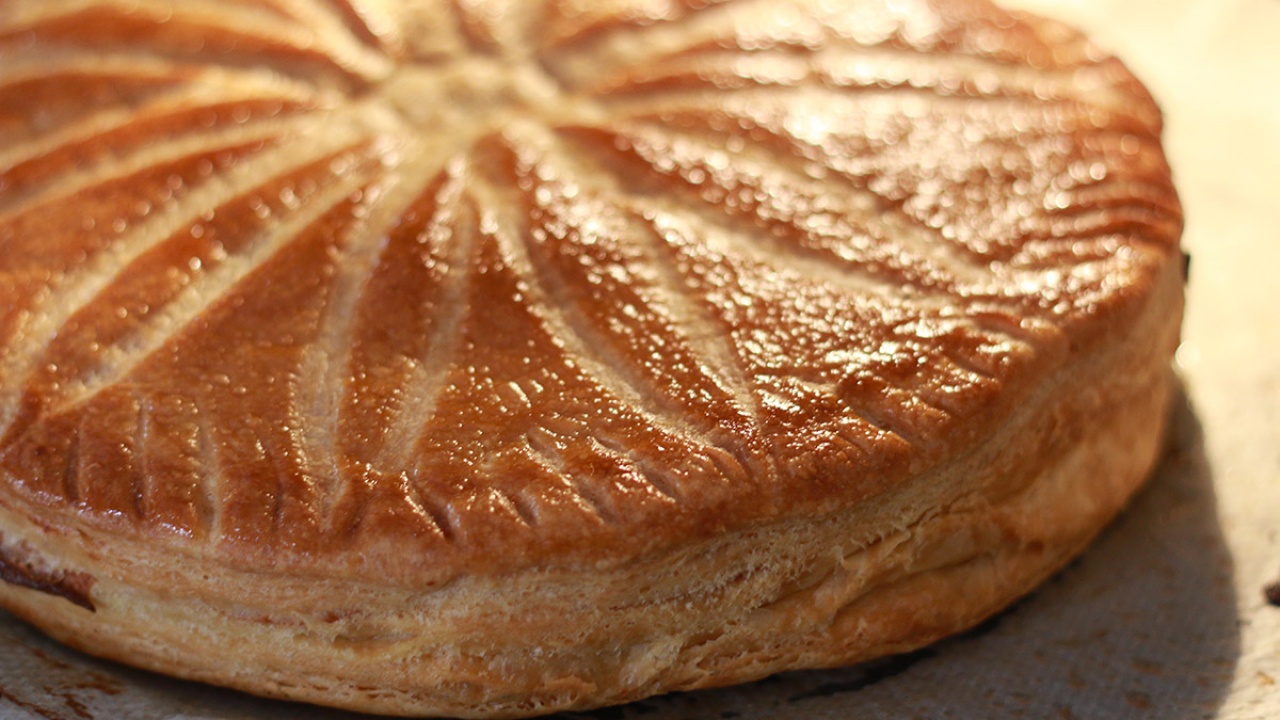 Galette des rois comme les pâtissiers, bien brillante et légère