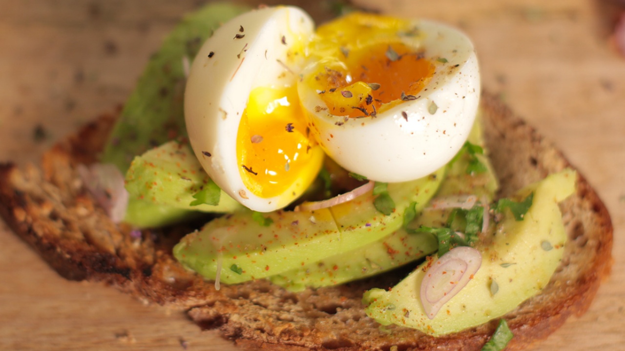 Œufs cuits dans un avocat