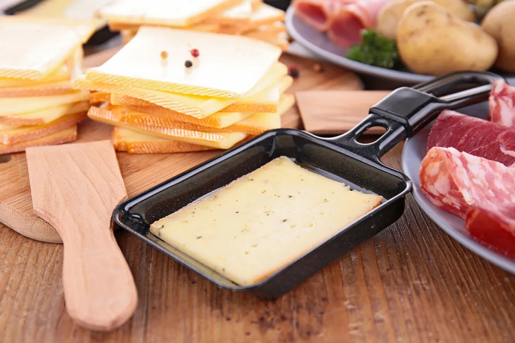 Pour une raclette réussie, il faut un couteau à raclette avec un côté