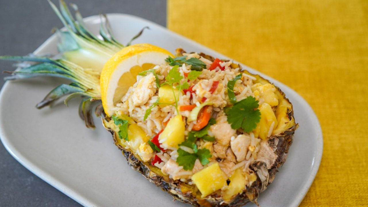 Ananas bol - Riz sauté au poulet, ananas et légumes  Recette-ananas-bol-au-riz-et-poulet-1280x720