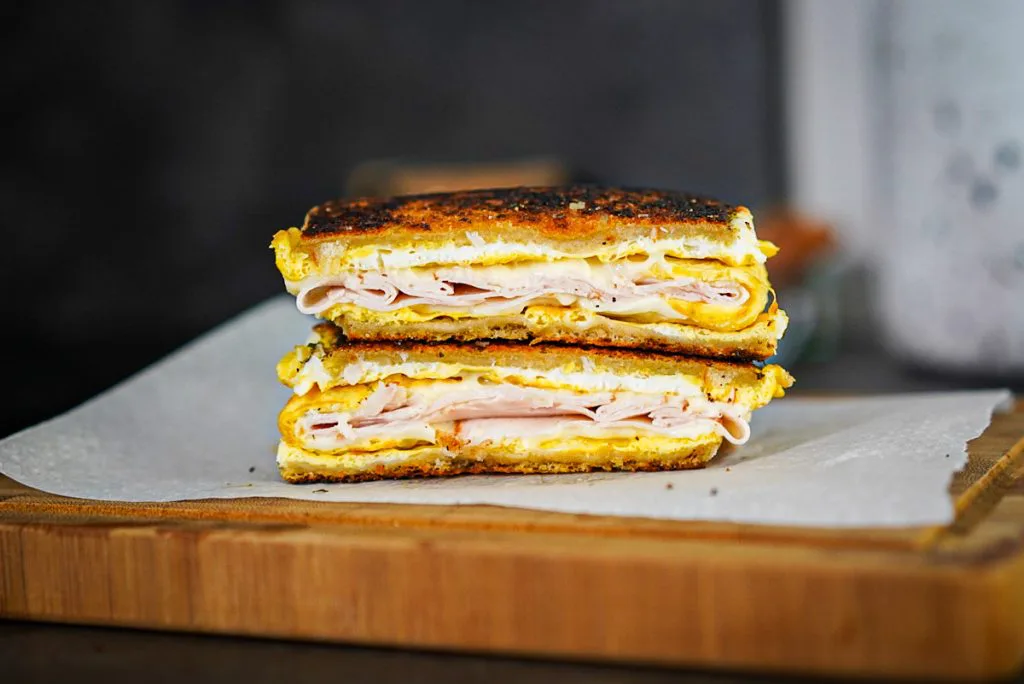 Recette Du Breakfast Sandwich Ou Sandwich Petit Dejeuner Ultra Facile Hervecuisine Com