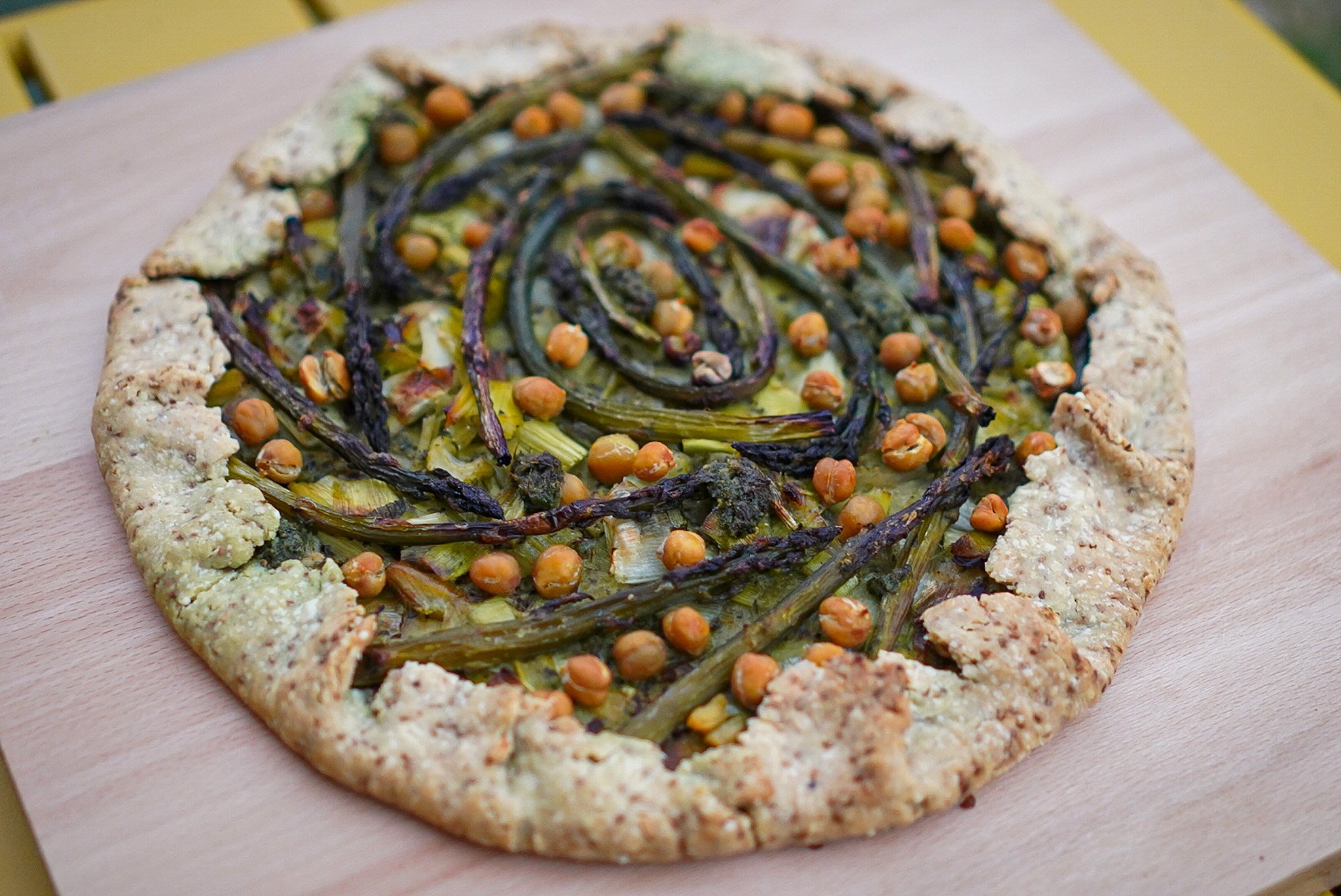 Tarte salée rustique aux légumes verts de saison