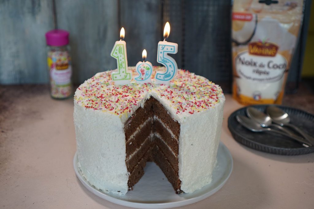 gâteau d’anniversaire à étage chocolat noix de coco