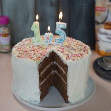 gâteau d’anniversaire à étage chocolat noix de coco