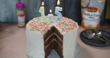 gâteau d’anniversaire à étage chocolat noix de coco