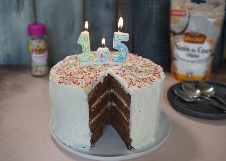 gâteau d’anniversaire à étage chocolat noix de coco