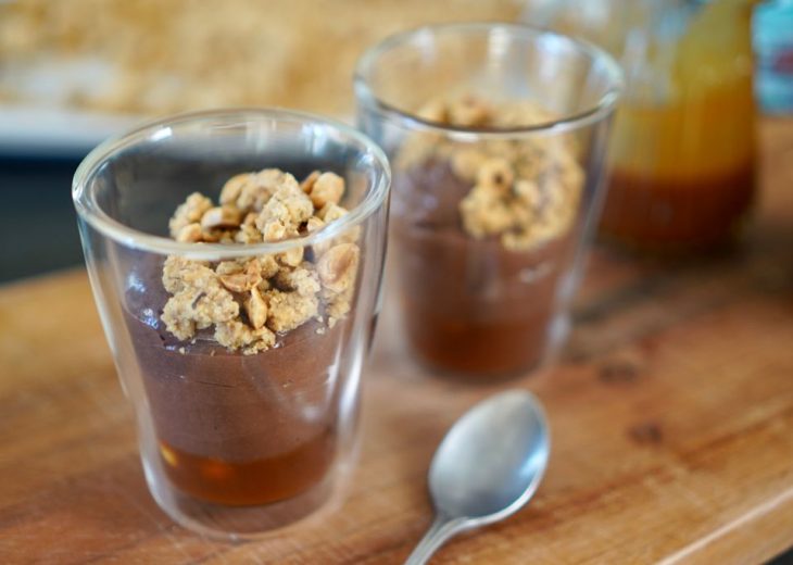 Verrines Mousse chocolat sauce caramel et crumble noisette
