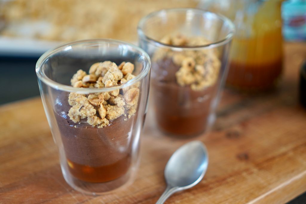 Verrines Mousse chocolat sauce caramel et crumble noisette