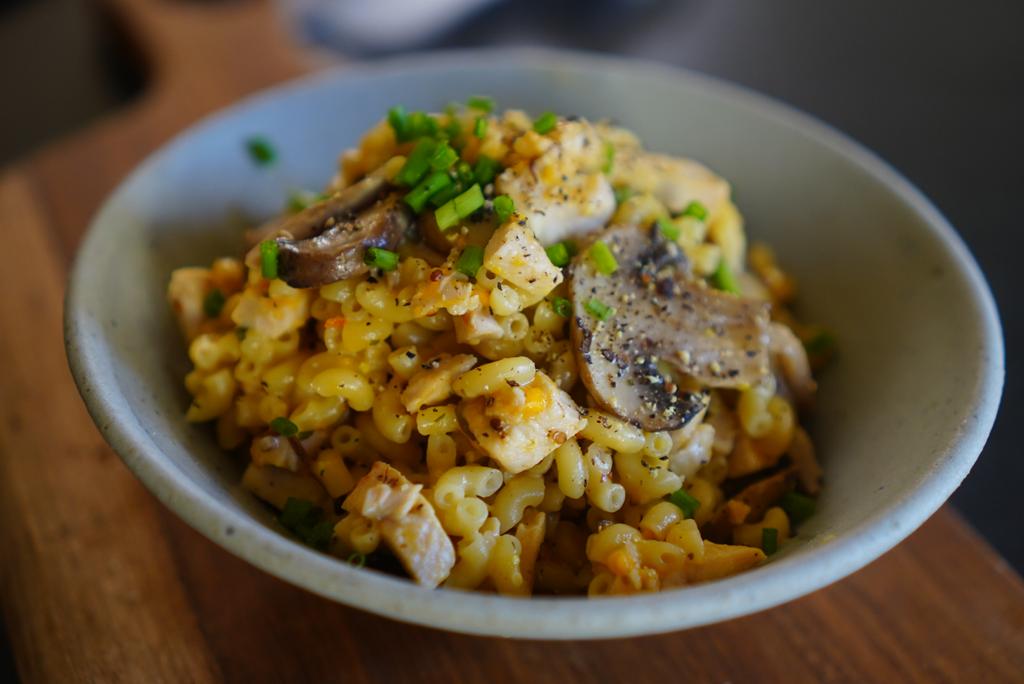 La recette des coquillettes crémeuses poulet champignon mimolette 