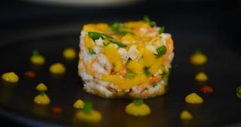 tartare de crevettes cuites à la mangue spicy