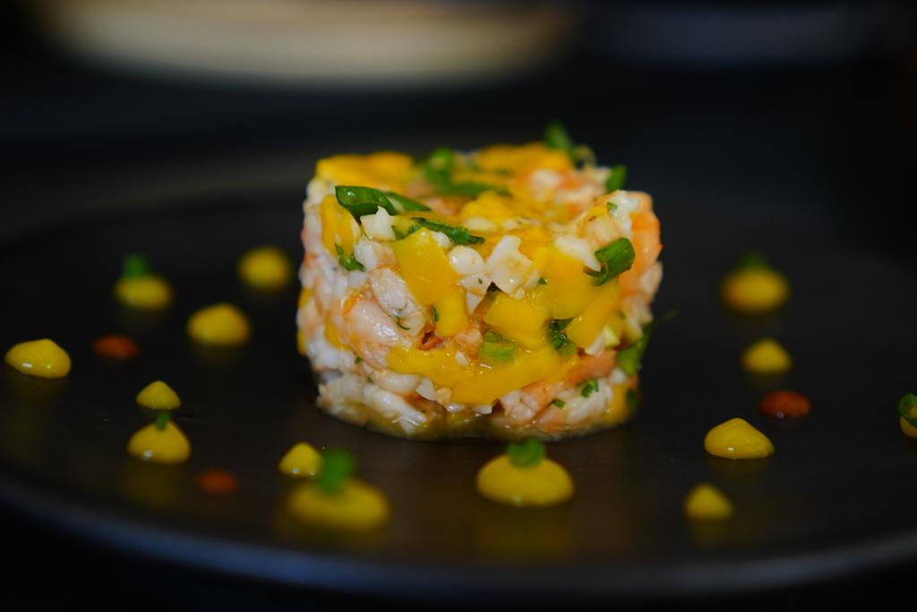 tartare de crevettes cuites à la mangue spicy