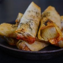 rouleaux croustillants tomate mozza basilic