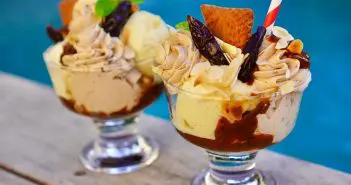 Coupe glacée de l’été au pruneau, vanille et spéculoos en 5 ingrédients ! Coupe glacée de l'été au pruneau, vanille et spéculoos