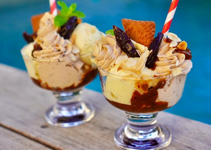Coupe glacée de l'été au pruneau, vanille et spéculoos