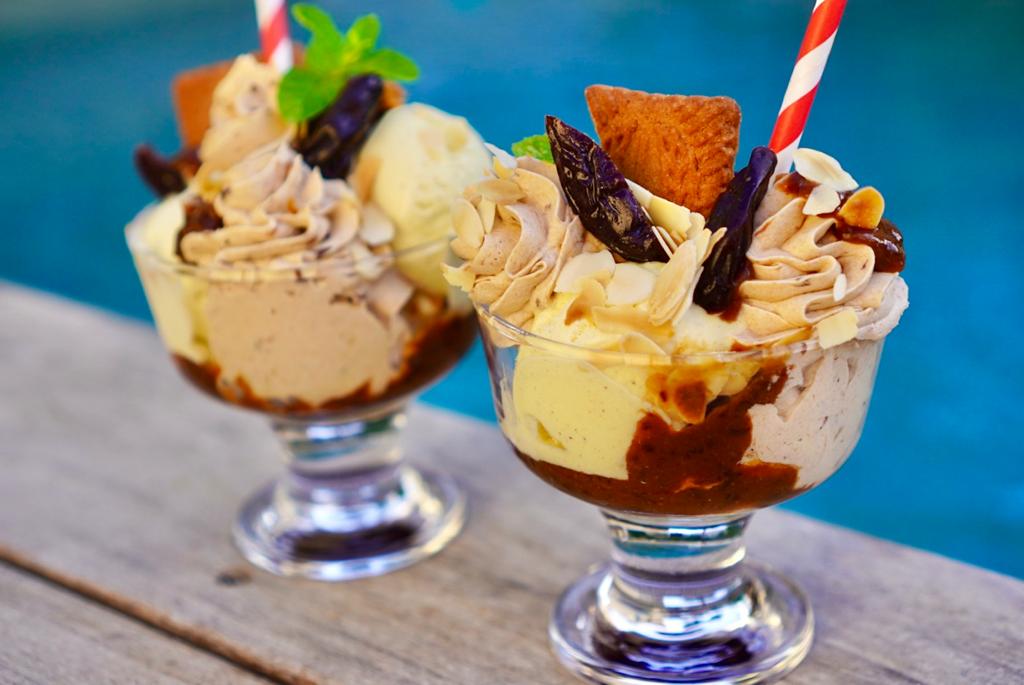 Coupe glacée de l'été au pruneau, vanille et spéculoos