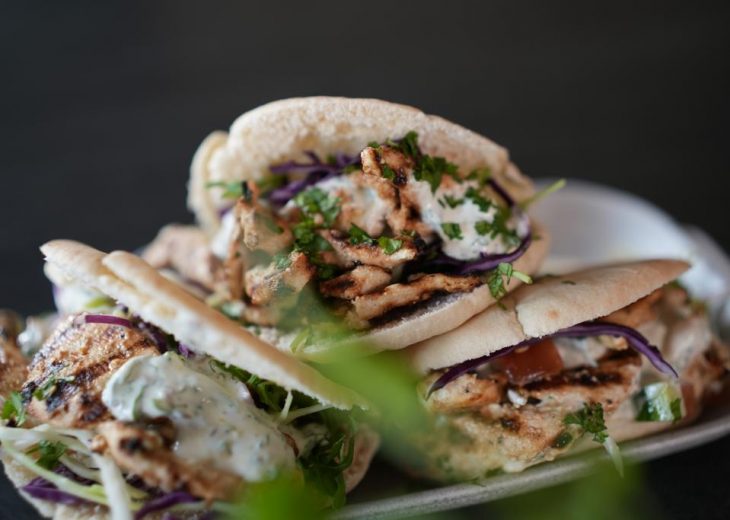 pains pita poulet sauce yaourt à la grecque