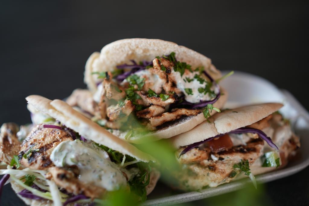 La recette des pains pita poulet sauce yaourt à la grecque