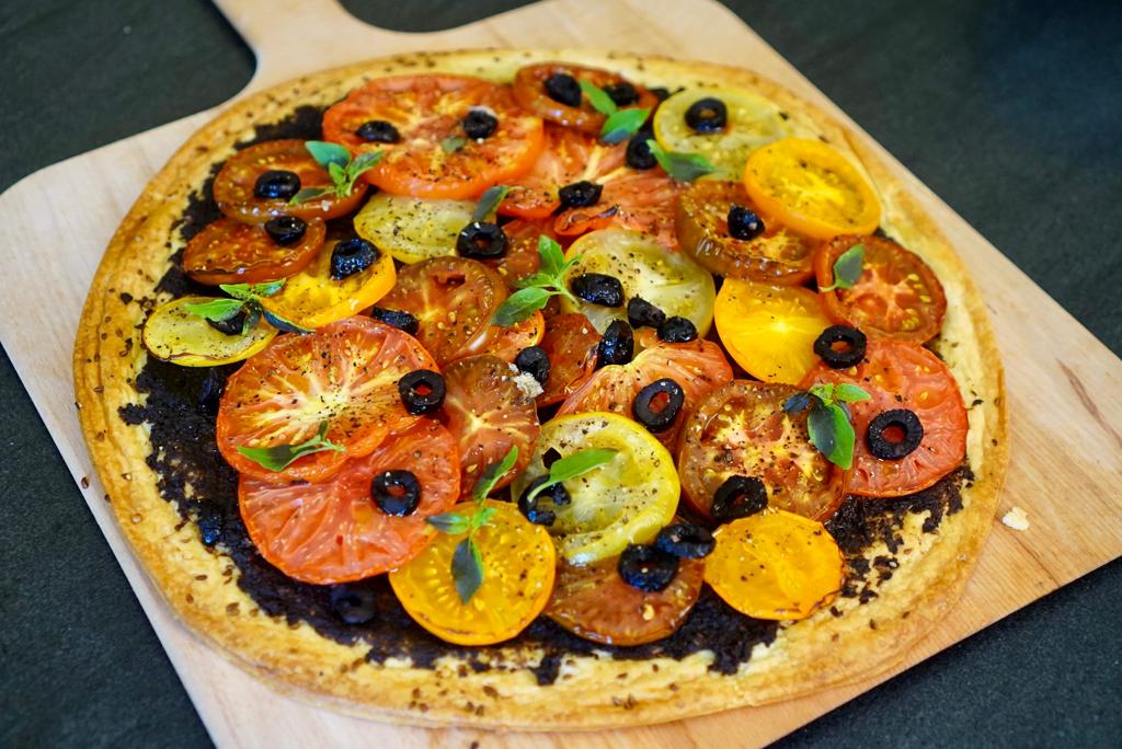 La recette de la tarte feuilletée tomate tapenade