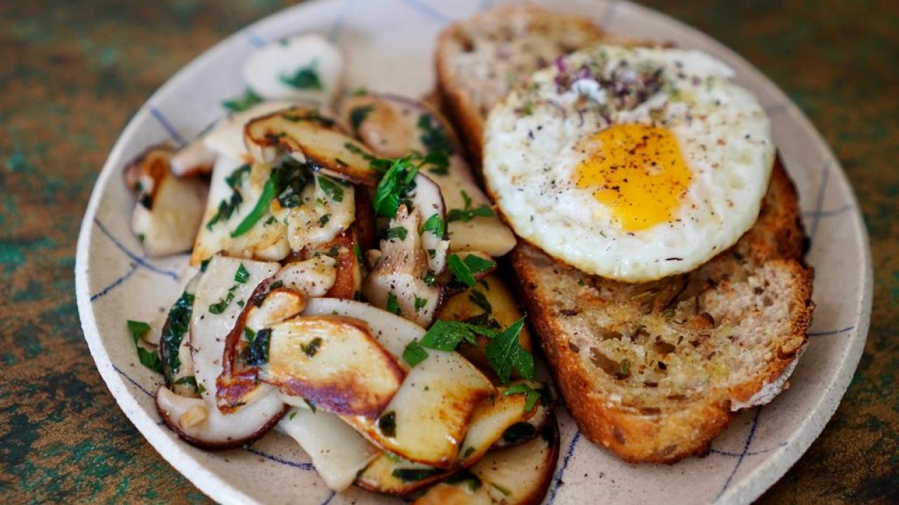 La recette des toasts œufs au plat et champignons 