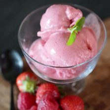 Glace yaourt grec et fruits rouges