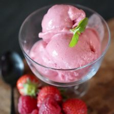 Glace yaourt grec et fruits rouges