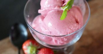 Glace yaourt grec et fruits rouges