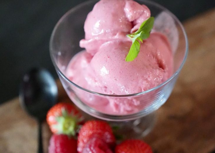 Glace yaourt grec et fruits rouges