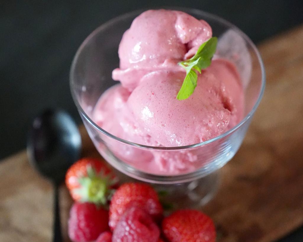 Glace yaourt grec et fruits rouges