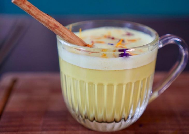 le golden latte au curcuma et aux épices