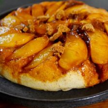 Gâteau pancake renversé aux pommes cuit à la poêle