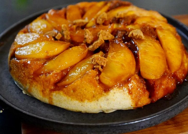 Gâteau pancake renversé aux pommes cuit à la poêle