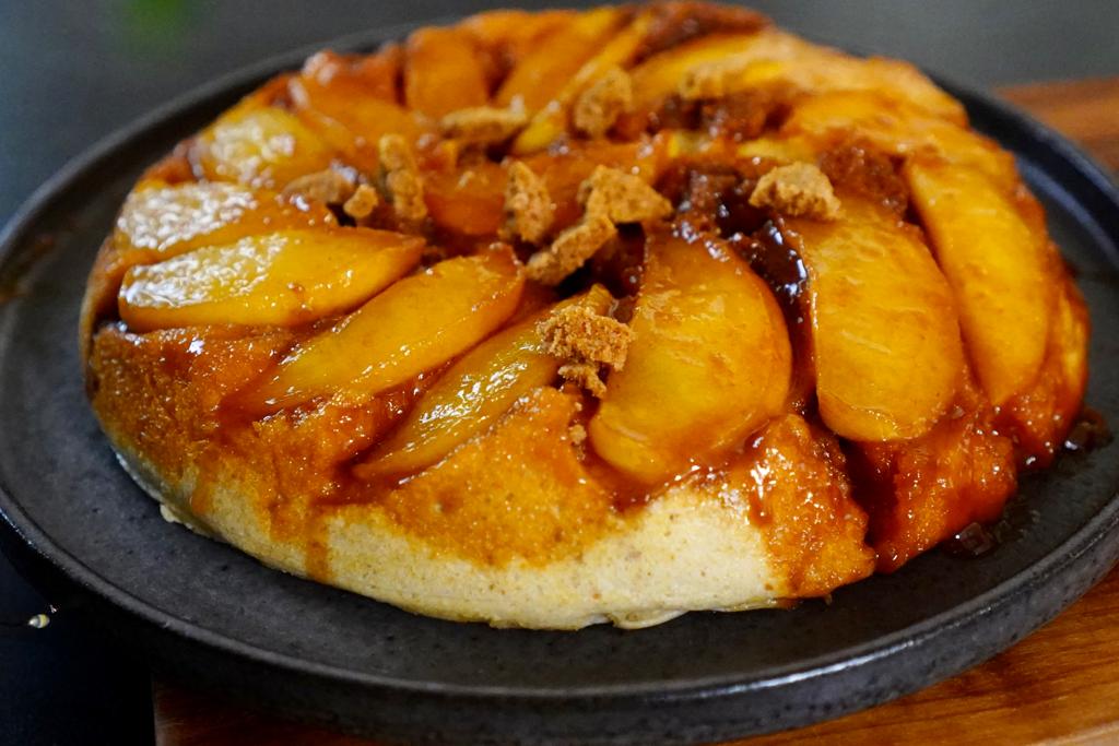 Gâteau pancake renversé aux pommes cuit à la poêle