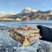 sandwich grillé oeuf fromage jambon