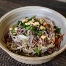 nouilles sautées au boeuf épicé et légumes, d'inspiration asiatique