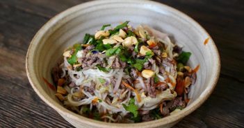 nouilles sautées au boeuf épicé et légumes, d'inspiration asiatique