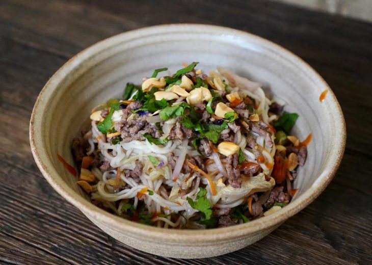 nouilles sautées au boeuf épicé et légumes, d'inspiration asiatique