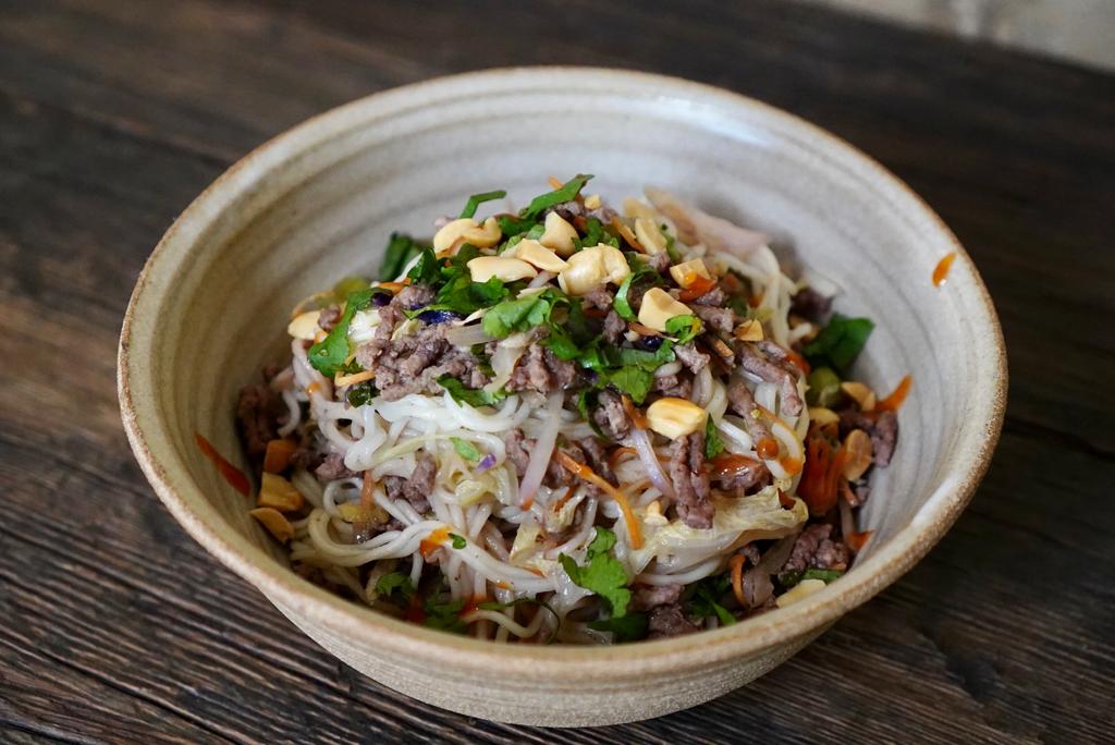 nouilles sautées au boeuf épicé et légumes, d'inspiration asiatique