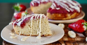 Gâteau renversé aux fraises et chocolat blanc