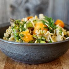 Recette des pâtes au pesto et fanes de carottes