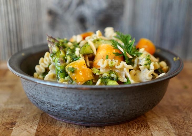 Recette des pâtes au pesto et fanes de carottes