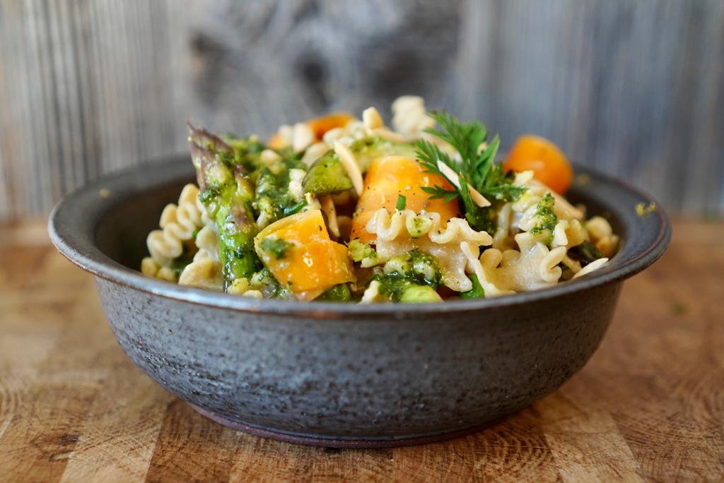 Recette des pâtes au pesto et fanes de carottes