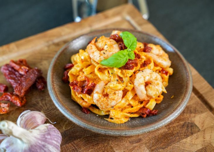 Tagliatelles maison au pesto rouge