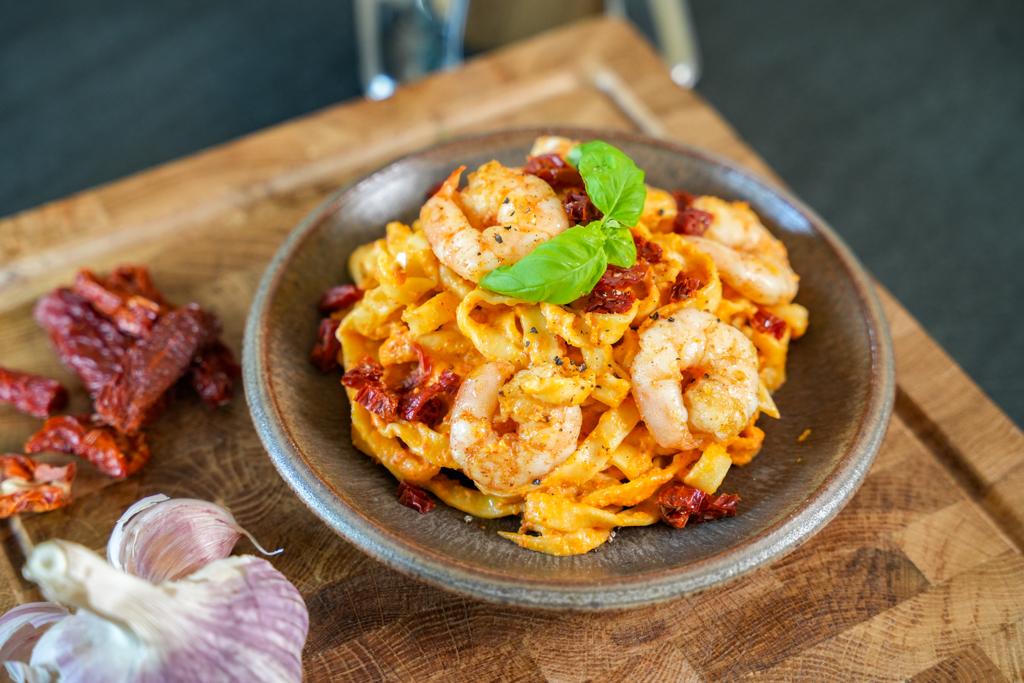 Recette des tagliatelles maison au pesto rouge et crevettes au paprika