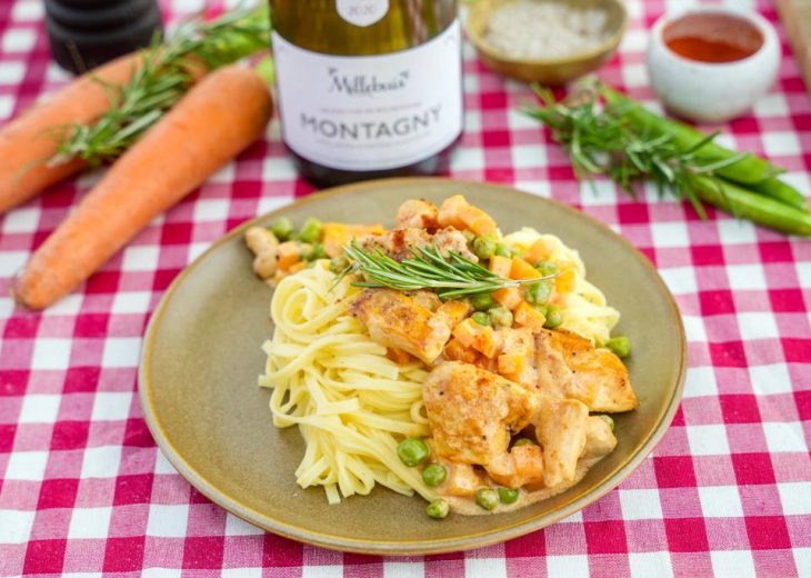 Poulet crémeux au vin blanc, petits pois et carottes