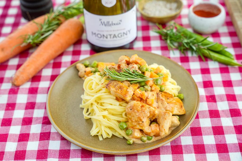 Poulet crémeux au vin blanc, petits pois et carottes